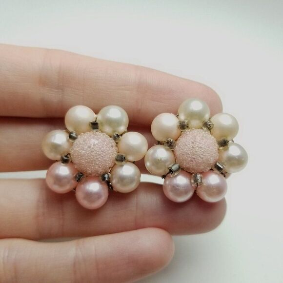 Vintage Pastel Pink Beaded Cluster Clip On Earrings, Pearl, Retro Estate - Picture 2 of 7